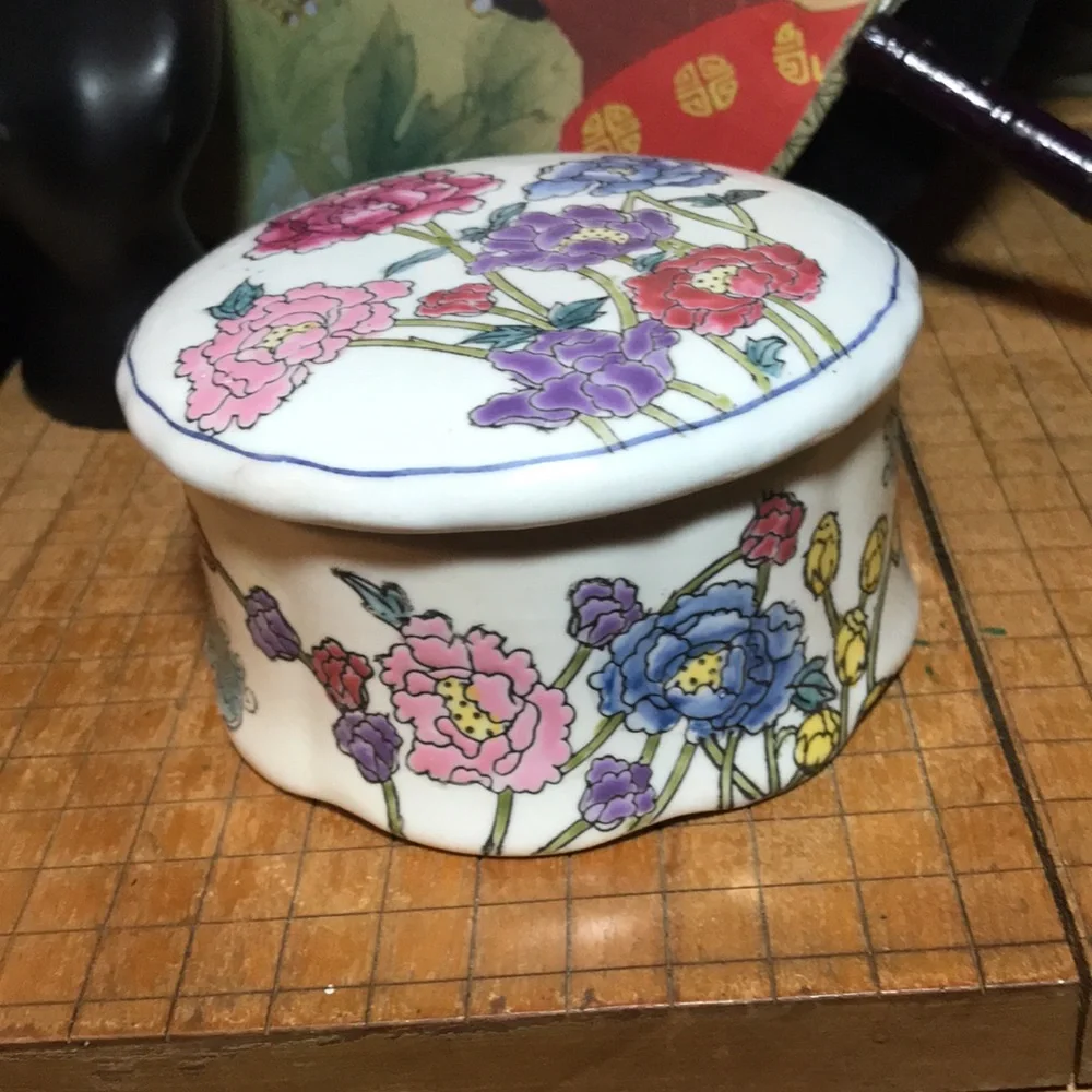 Ceramic Jewelry Box Floral Macao Style China Multicolor Midcentury 4”Dx2-3/8”H